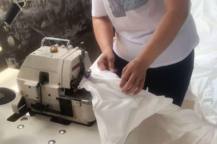 โรงงานผลิตผ้าย้อม-บริเวณหัวเย็บผ้าสีเทา