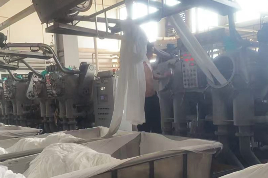 โรงงานผลิตผ้าย้อมสีเทาเข้ากระบอก