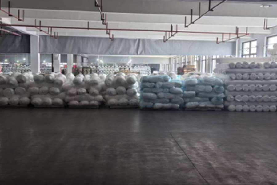 พื้นที่จัดวางผลิตภัณฑ์สำเร็จรูปที่ผลิตผ้าสีเทา