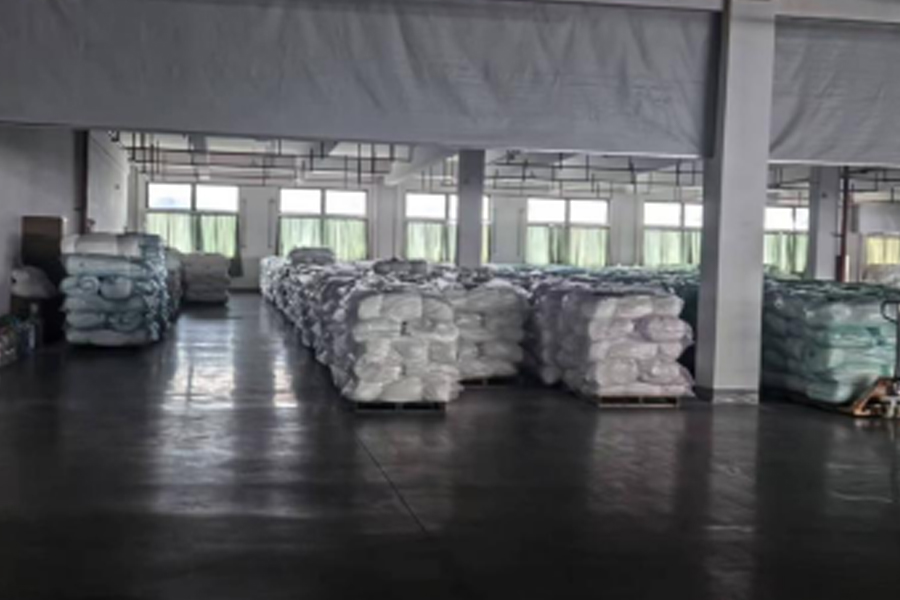 พื้นที่ผลิตภัณฑ์สำเร็จรูปที่ผลิตผ้าสีเทา