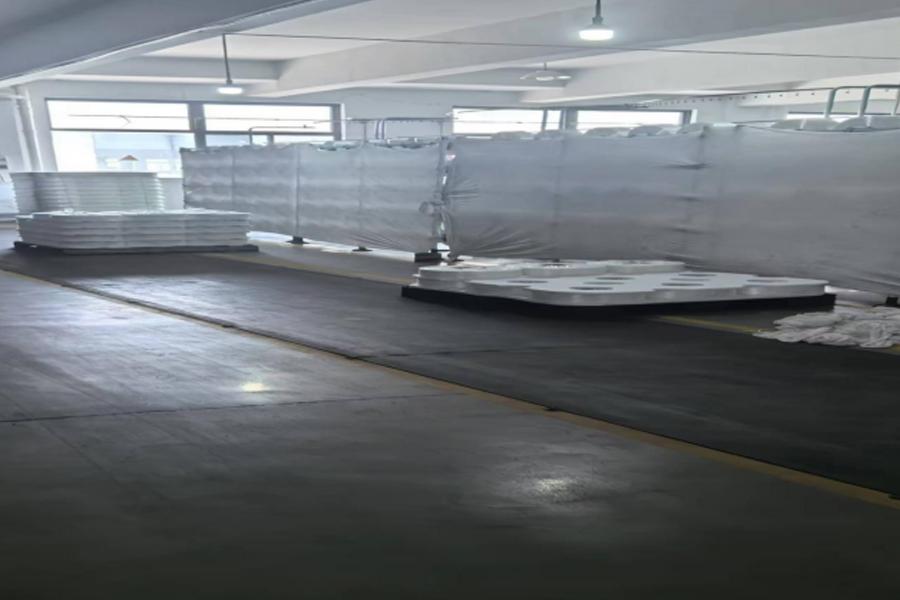 พื้นที่จัดวางวัตถุดิบการผลิตผ้าสีเทา